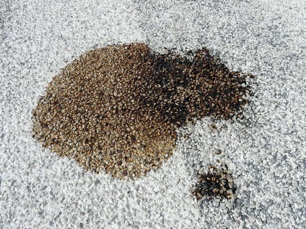 Eļļas traipu tīrīšana no garāžas grīdas